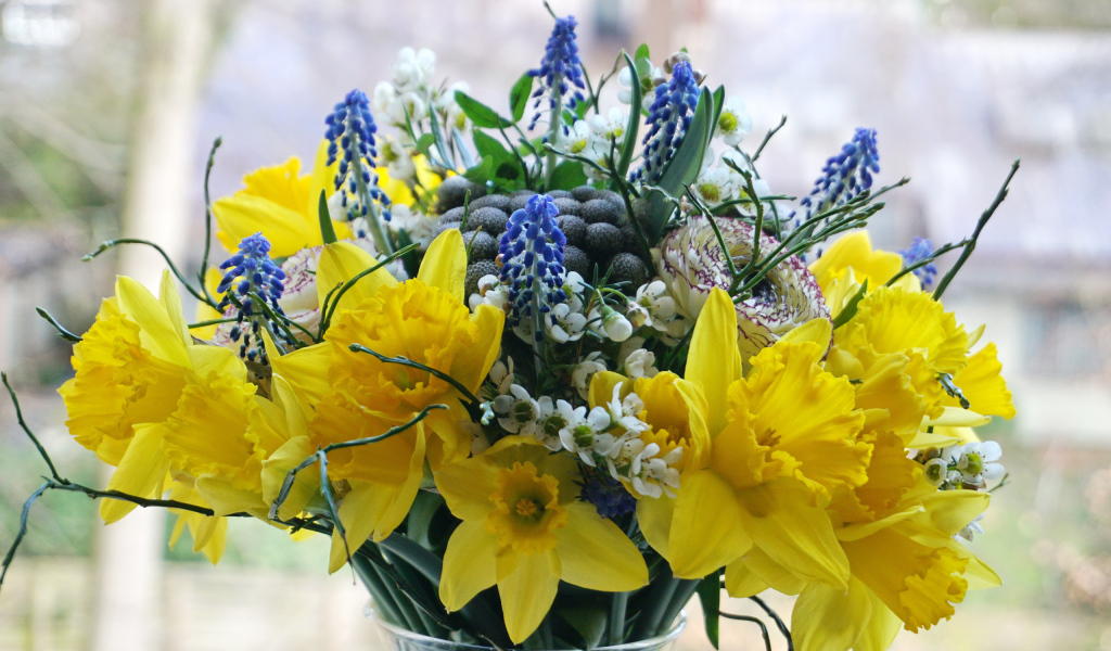 Букет желтых нарциссов с другими цветами в вазе