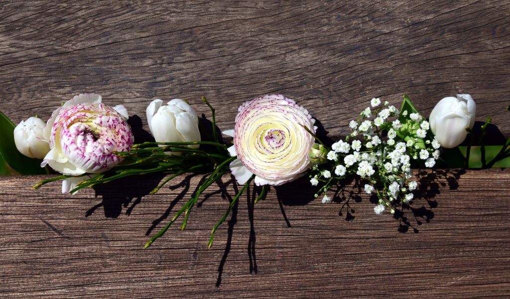 Цветы лютика, тюльпана и гипсофилы в ящике