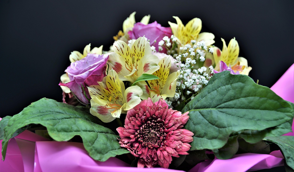 Красочный букет из цветов розы, альстромерии и герберы