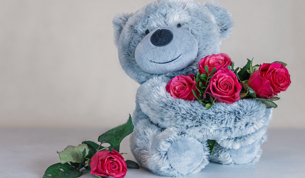 Серый медвежонок с букетом роз