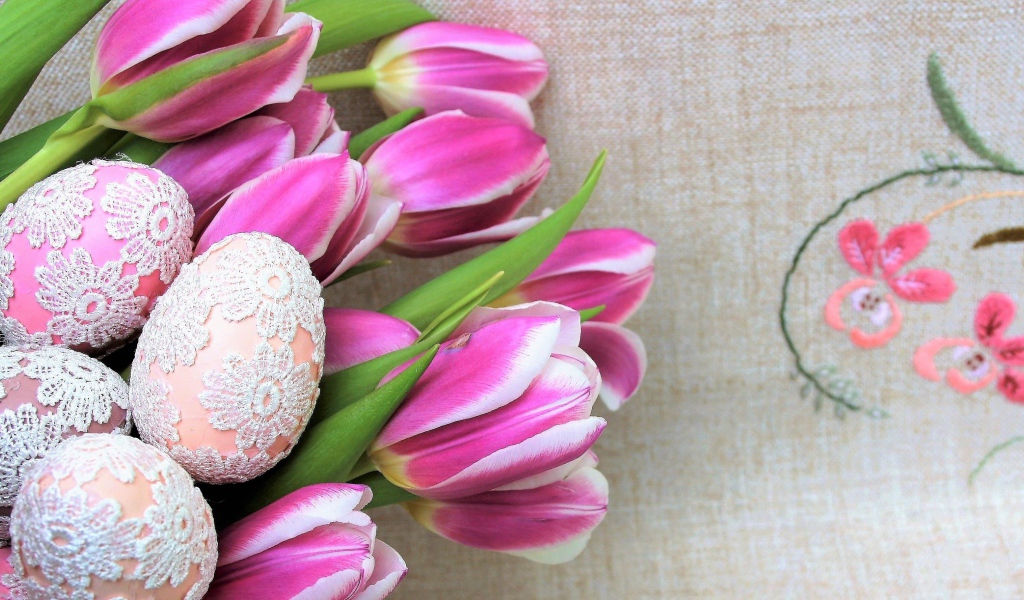Кружевные пасхальные яйца с тюльпанами