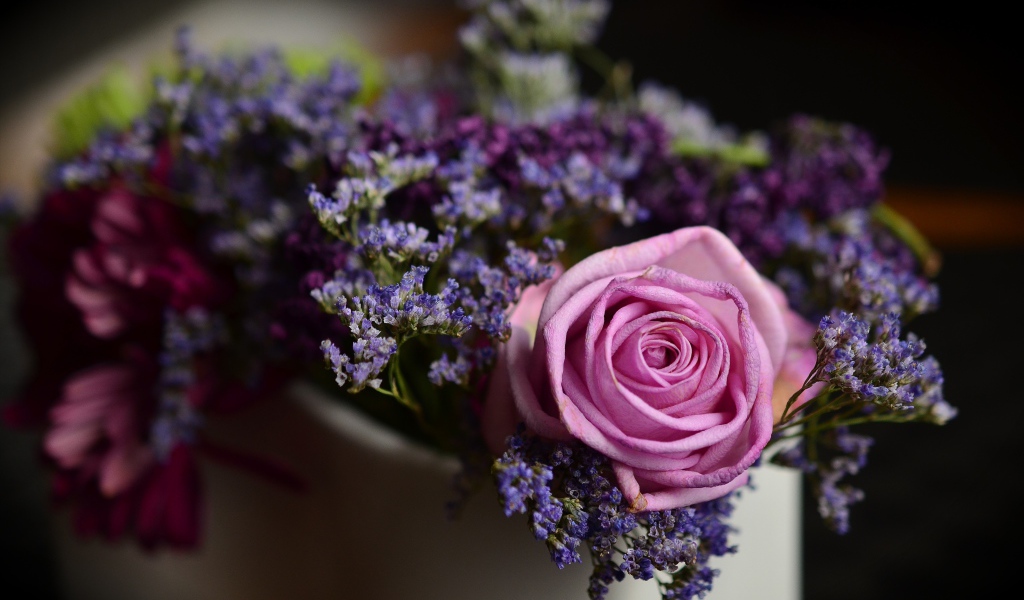 Розовая роза с синими цветами в вазе