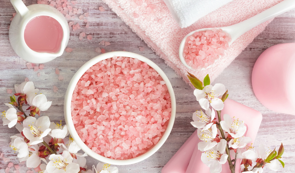 Розовая ароматная соль с цветами вишни