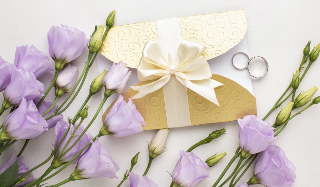 Фиолетовые цветы эустома с приглашением и обручальными кольцами