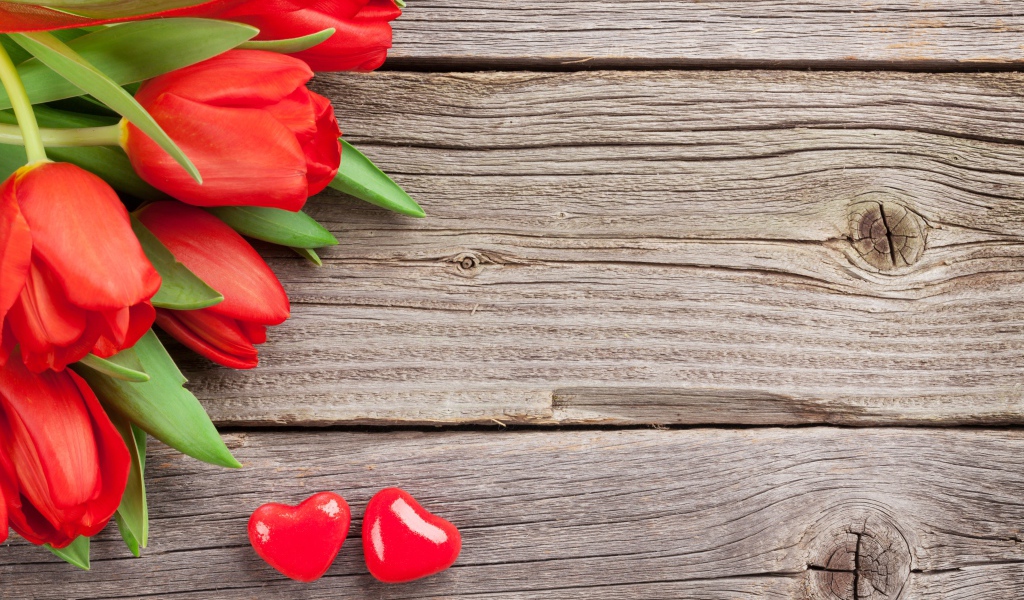 Красные тюльпаны на деревянном столе