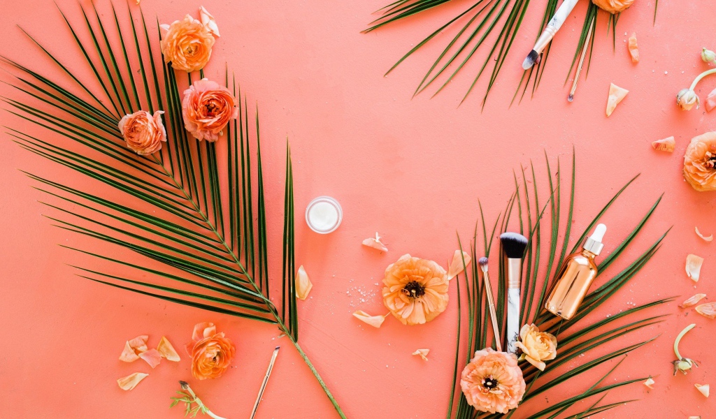 Розы и листья пальмы на розовом фоне 