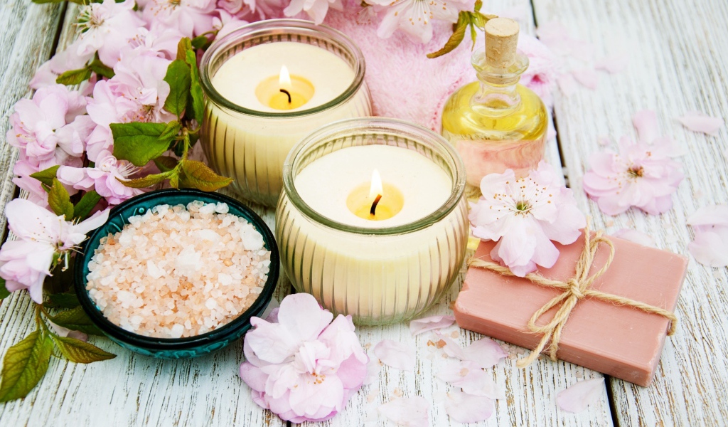 Две свечи, соль, мыло и цветы с маслом для SPA