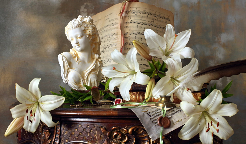 Белые лилии, статуя и ноты лежат на столе