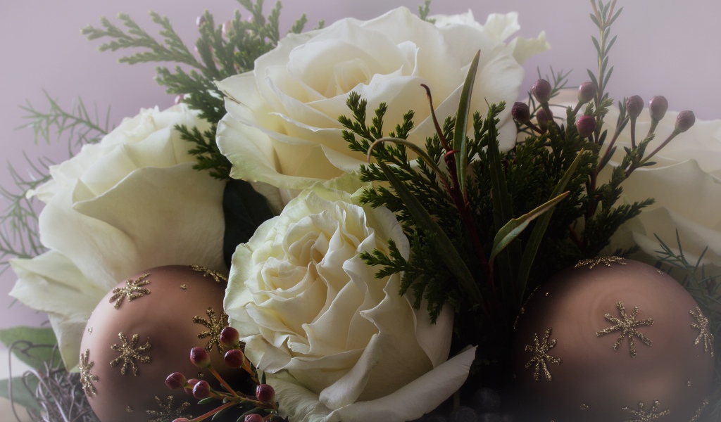 Белые розы с шариками и зелеными листьями 