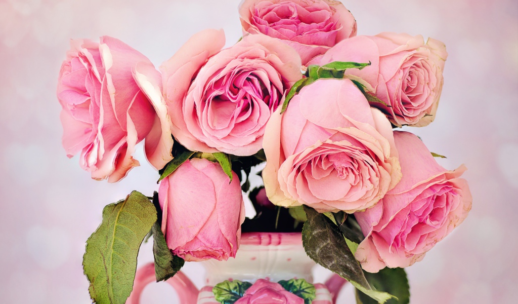 Увядшие розовые розы в вазе 