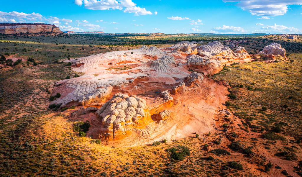 Красивый вид на соляные горы под голубым небом