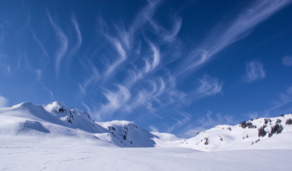 Красивое голубое небо над заснеженными горами 