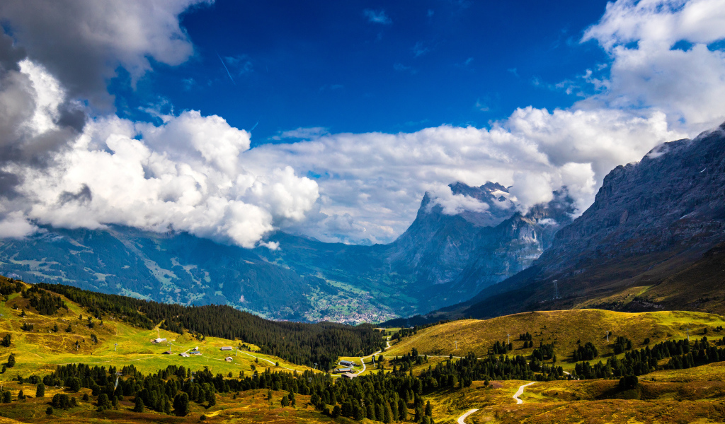 Красивый вид на горы под густыми белыми облаками
