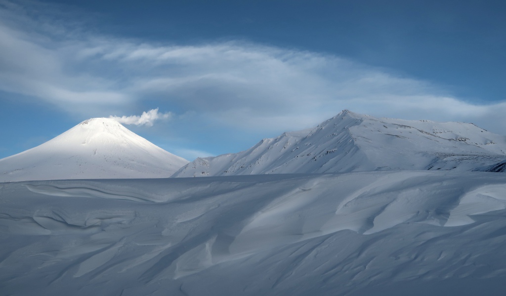 Красивые покрытые белым холодным снегом горы