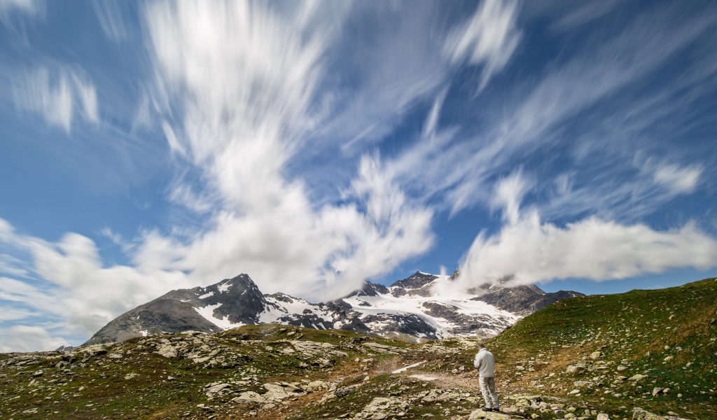 Красивое небо с белыми облаками над горой