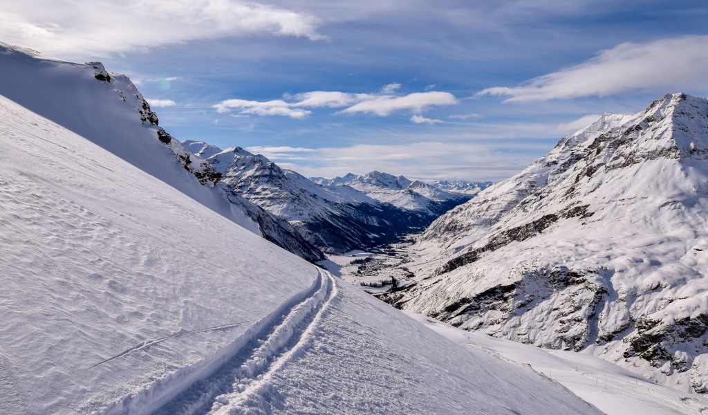 Красивые заснеженные вершины гор 