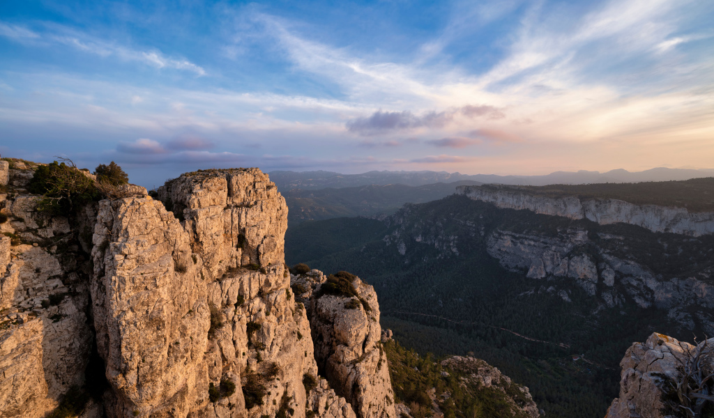 Красивый вид с высокого утеса в лучах солнца 