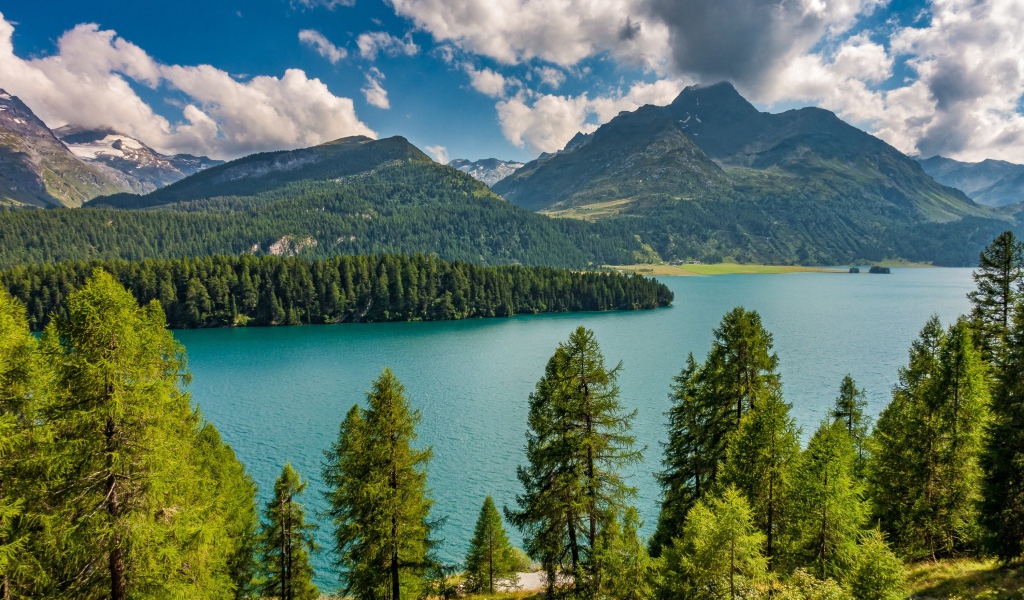 Красивый вид на горы и озеро под голубым небом