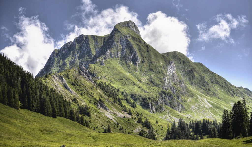 Большая зеленая гора под голубым небом
