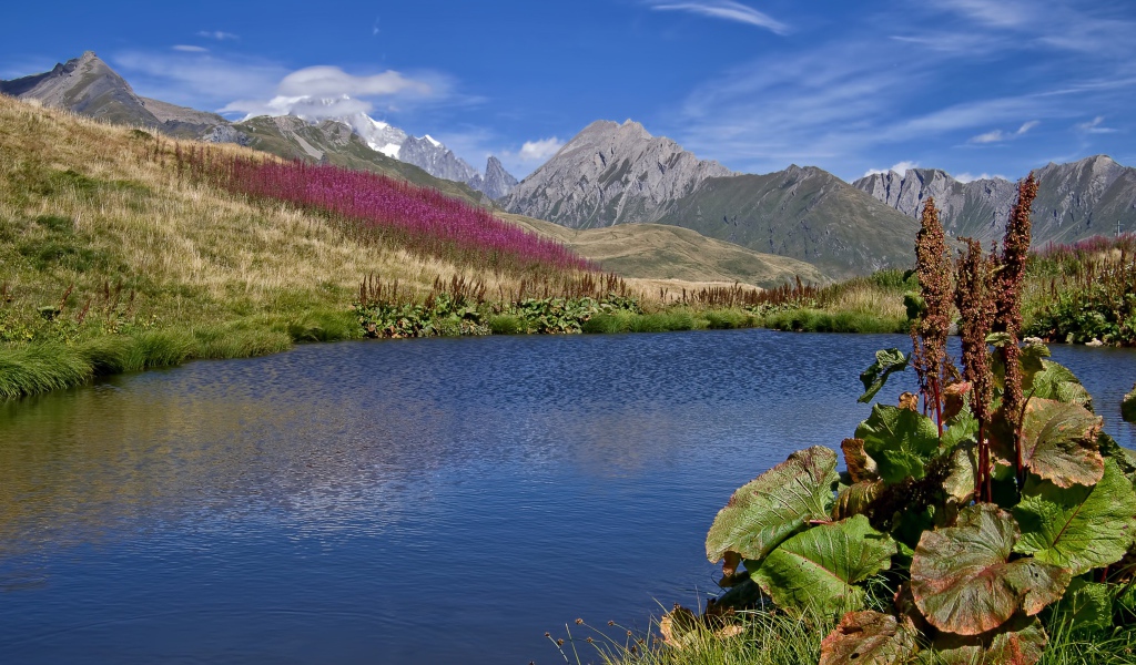 Яркое солнце над горами и озером
