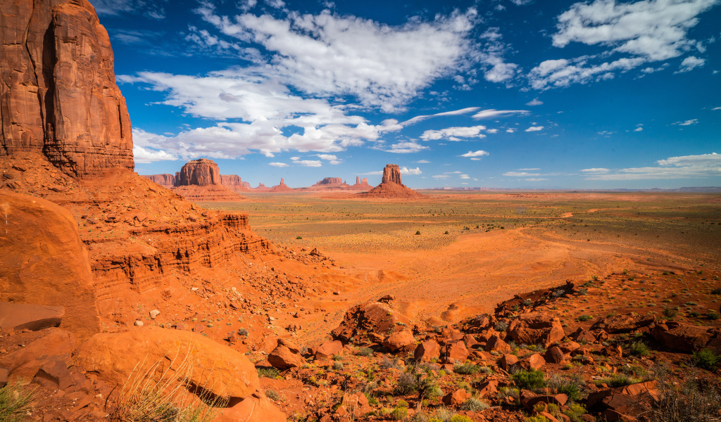 Глиняная гора под голубым небом