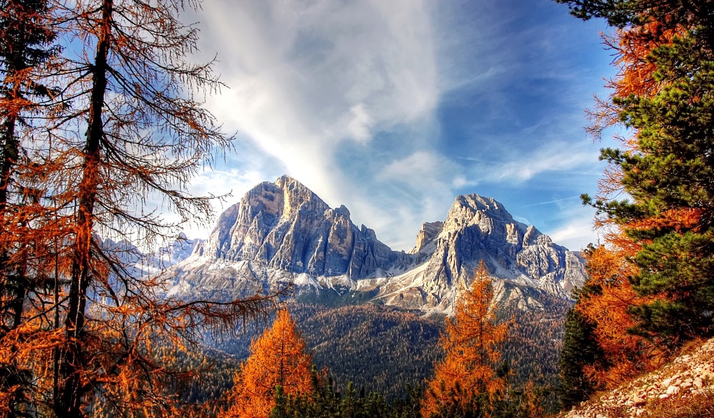 Вид на Доломитовые альпы  под голубым небом 