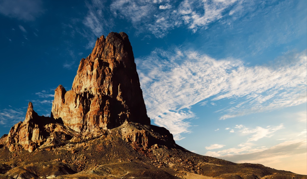 Высокая гора под красивым голубым небом