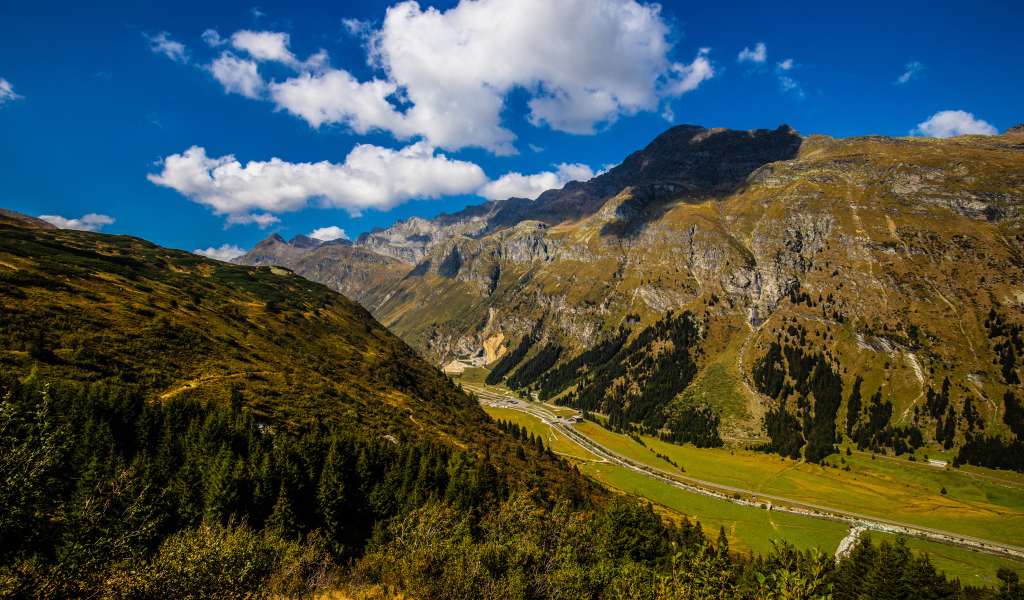 Высокие Швейцарские альпы под голубым небом 