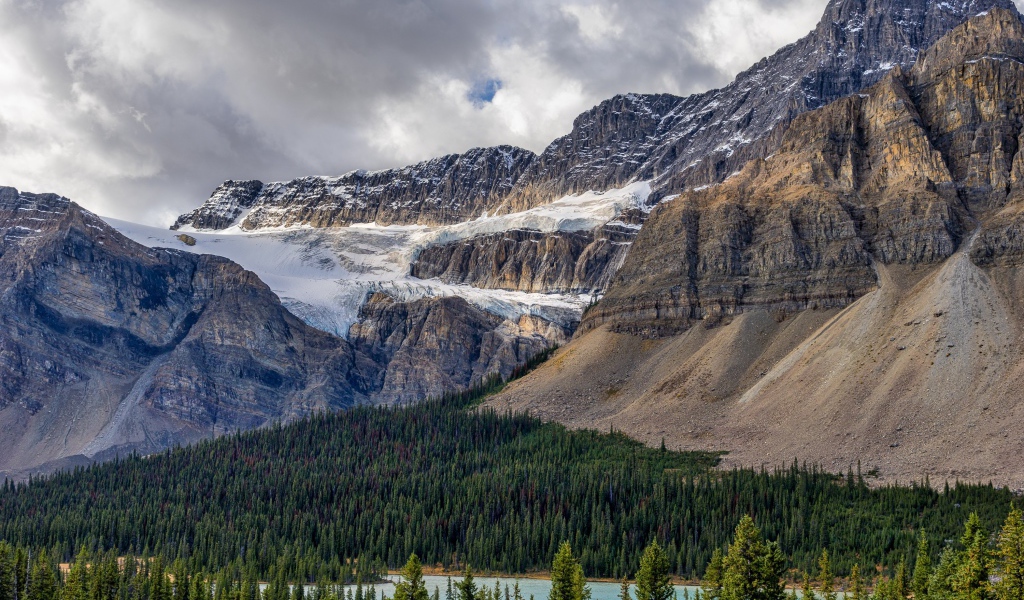 Большие каменные горы под пасмурным небом 