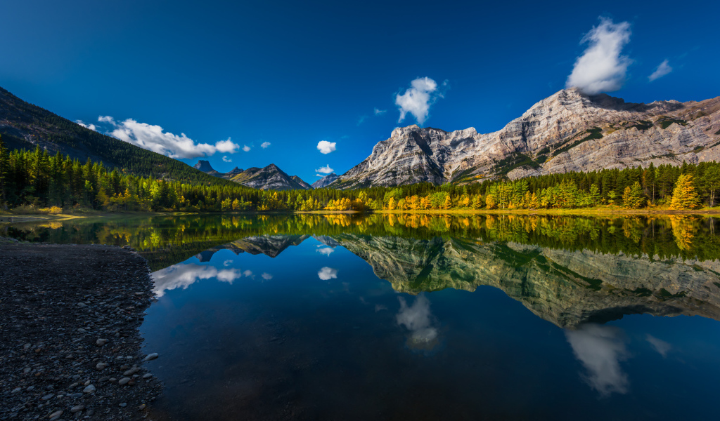 Горы отражаются в озере, Канада 