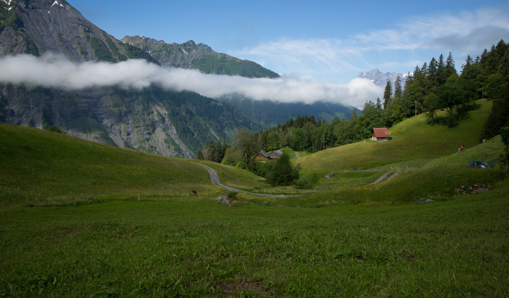 Швейцарские альпы в белых облаках 