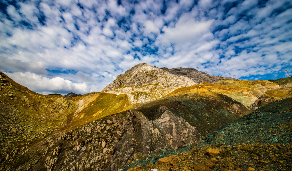 Швейцарские Альпы под голубым небом с белыми облаками