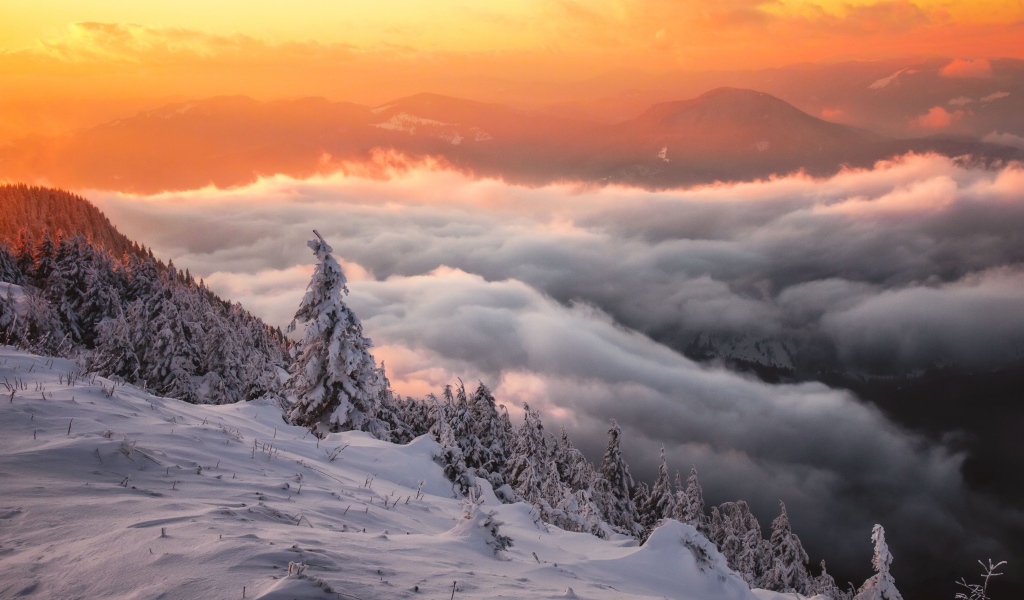 Густые облака над заснеженной горой