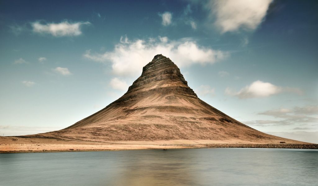 Вид на гору Киркьюфетль у озера, Исландия