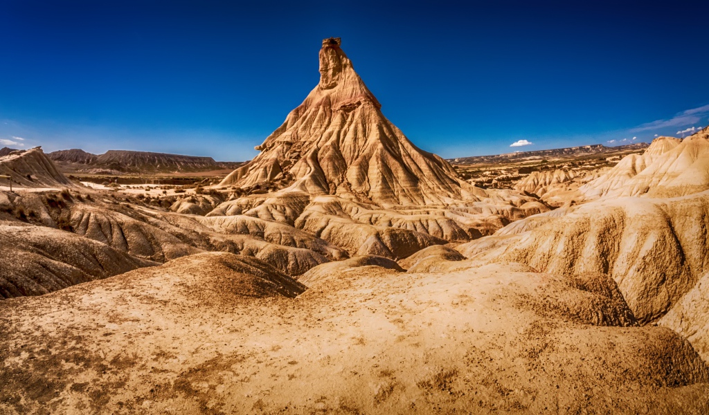 Вид на высокую гору в пустыне под голубым небом