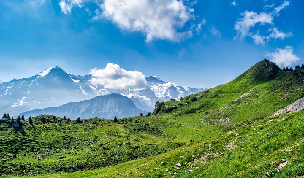 Белые облака над вершинами гор в голубом небе 