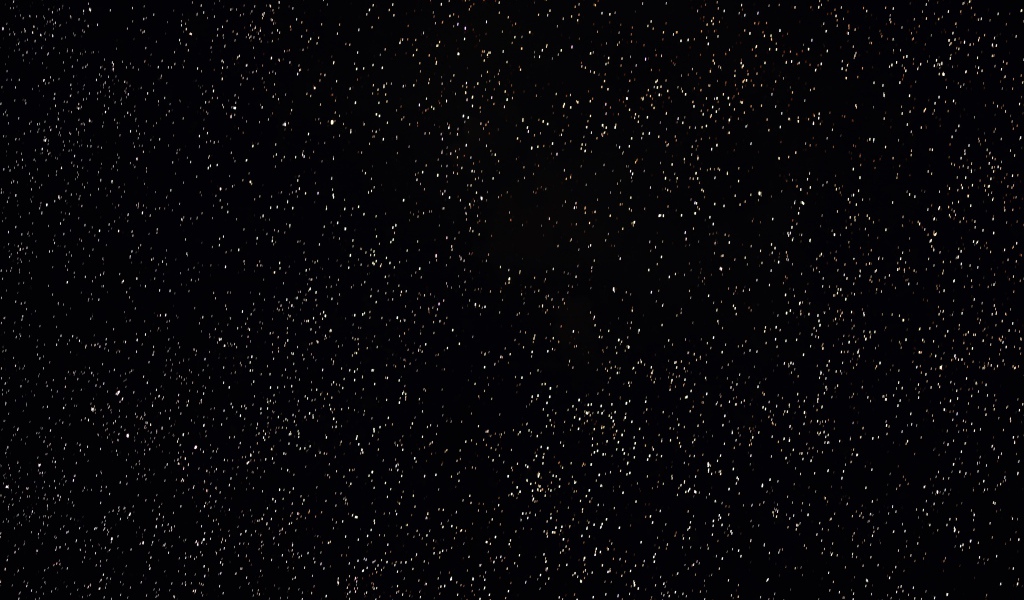 Яркие звезды в черном ночном небе