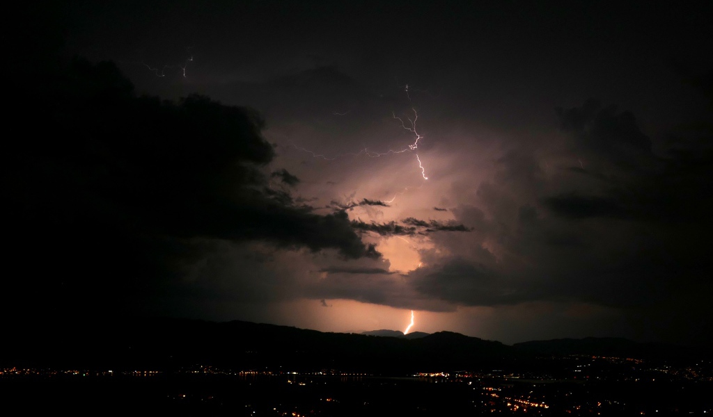 Яркое грозовое небо с молнией 