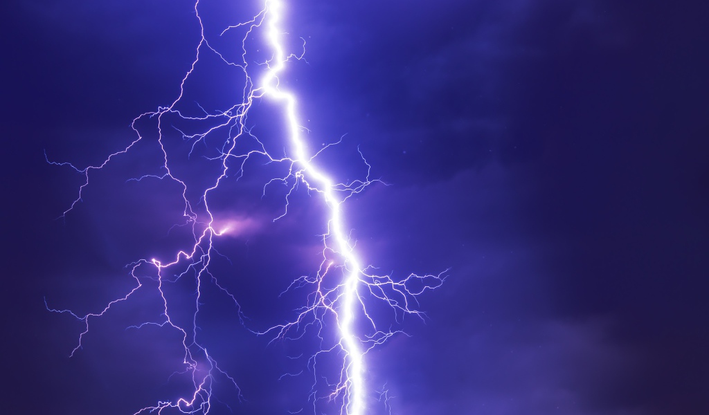 Яркая белая молния в грозовом небе 