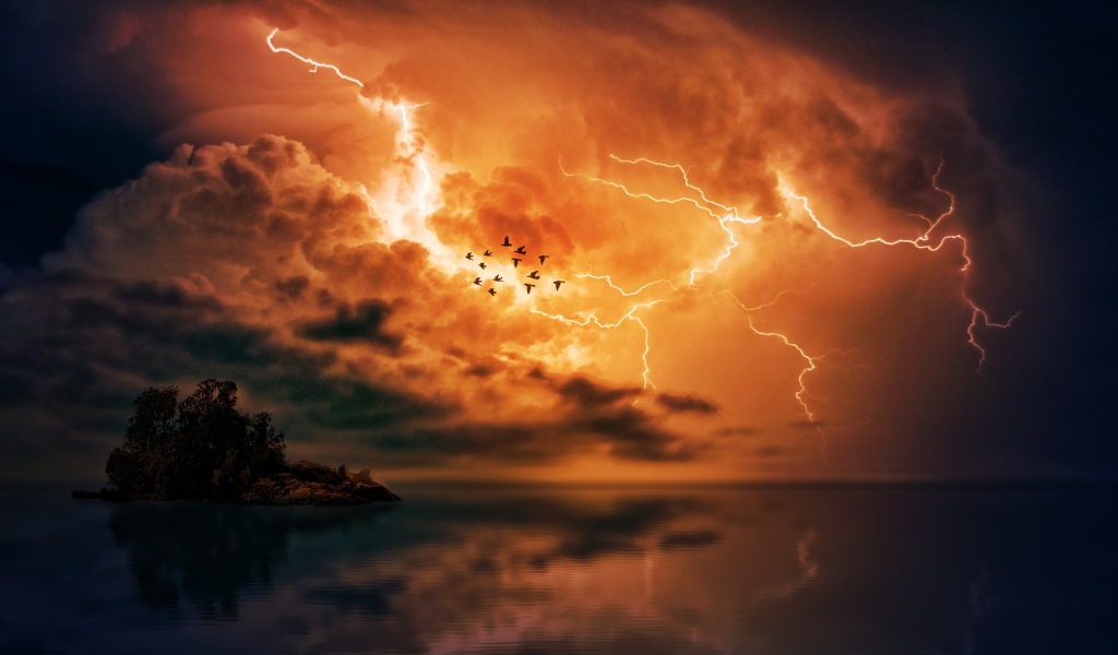 Красное грозовое небо пронзила молния