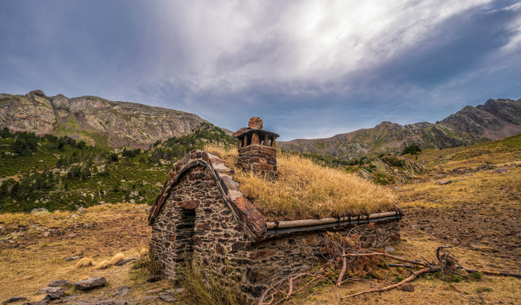 Маленький дом из камня покрыт мхом