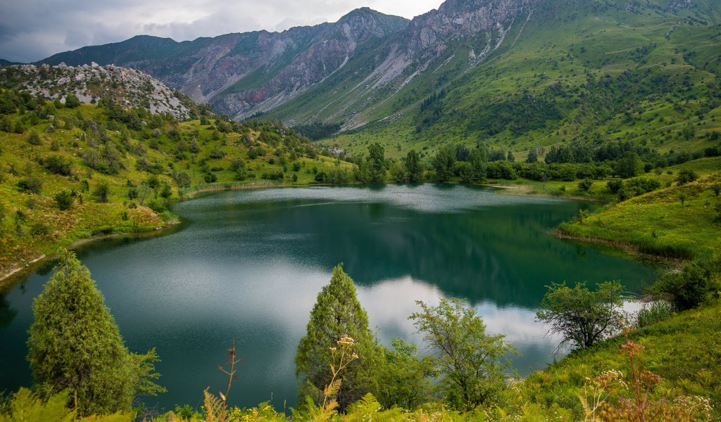 Глубокое холодное озеро в горах 