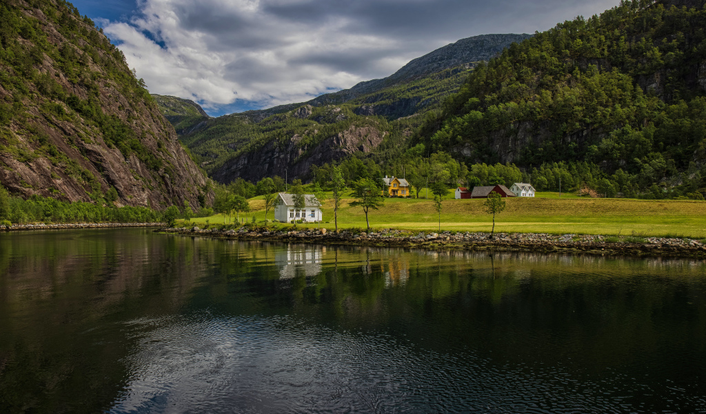 Глубокая река у высокой горы