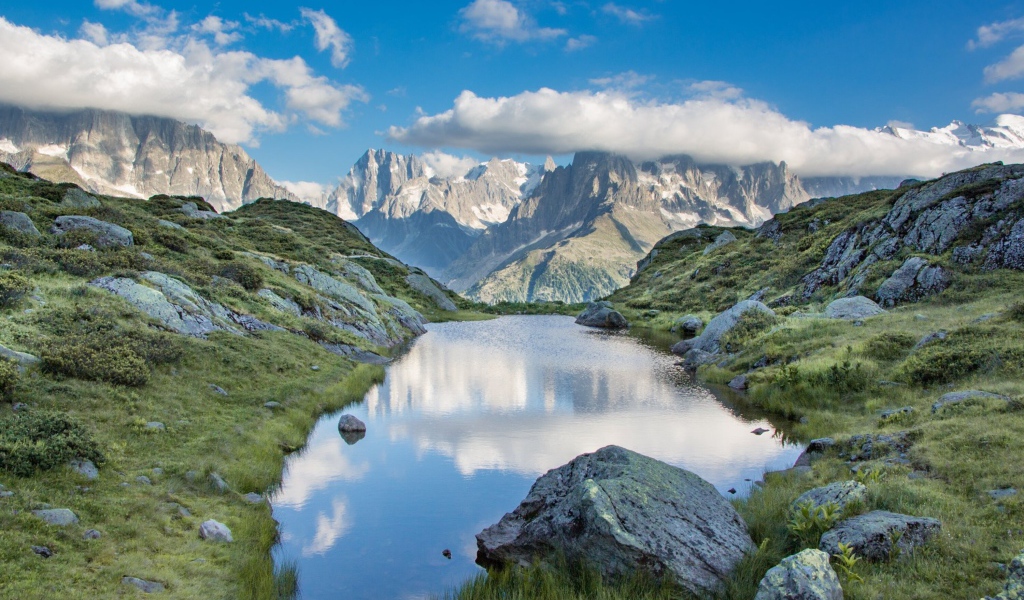 Озеро у больших горных массивов 