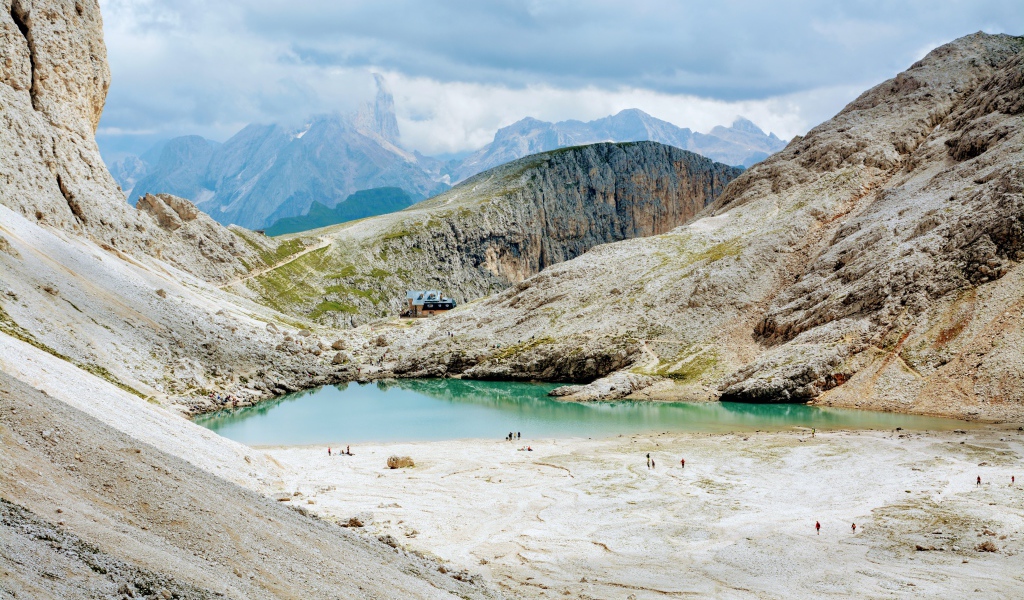 Маленькое голубое озеро в горах
