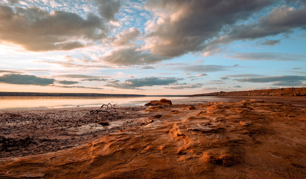 Каменный берег у реки под низким небом