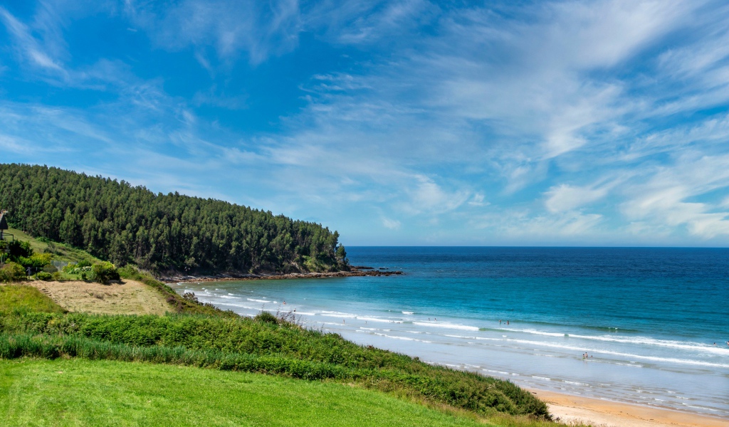 Красивое голубое небо с белыми облаками над морем 