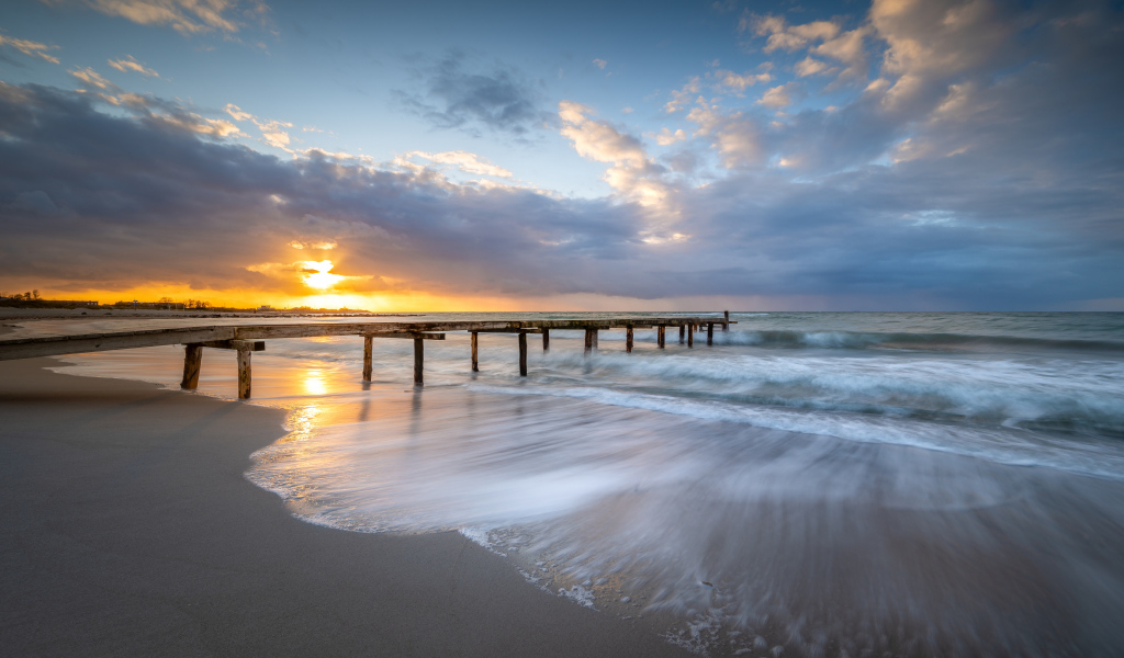 Красивые спокойные морские волны на закате