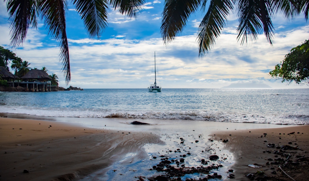 Красивый вид на море с тропического пляжа