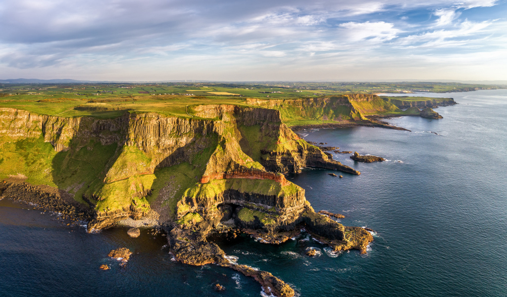 Красивый вид на зеленый утес у моря, Великобритания
